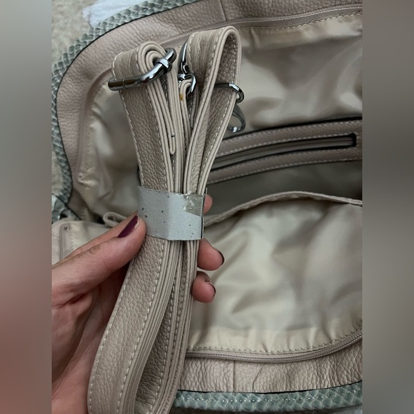 Monroe & Main Elegant Beige and Gray Women's Handbag - Picture 6 of 6